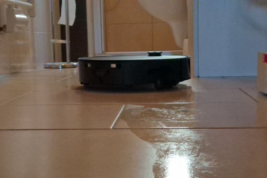 Roborock Saros 20 Flow Unterseite mit Wischwalze und Wasserdüsen